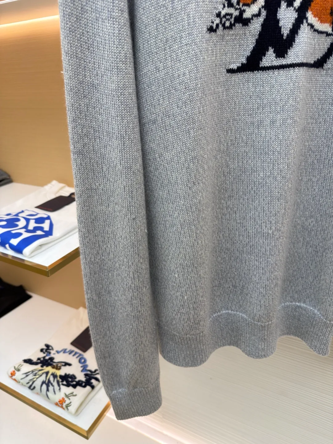 LOUIS VUITTON Fox cashmere round neck long-sleeved sweater ●Original version: purchased and developed for 14100 ●Item number: 1682134-B70 ●Fabric: wool blended fabric ●Technology: knitted ●Color: gray ●Version: fitted version ●Weight: about 640 grams ●Size: XS-S-M-L ●Description: Made of custom-made twisted 30s Basulan wool mixed yarn, the composition ratio is 50% Basulan wool, 40% combed cotton, 5% nylon mohair. It is made by a professional pattern maker, referring to the original version, and drawing and pattern making at a ratio of 1:1. The entire pattern takes 3 days, using 7 needles The computerized flat knitting machine knits single-sided woolen tissue according to the original version. The entire garment is made by 9 yarn feeders. The increase in the number of yarn feeders greatly increases the loss and loom time. A single piece takes 260 minutes per piece. The back leather surface is made of genuine leather, which is embossed and stitched with a flat machine. The overall wiring is straight and delicate, the fabric is comfortable and soft, and the color is consistent without color difference. It can be matched with the same style to create a fashionable look and control various occasions. Customized accessories, complete with three standards, same style for men and women!